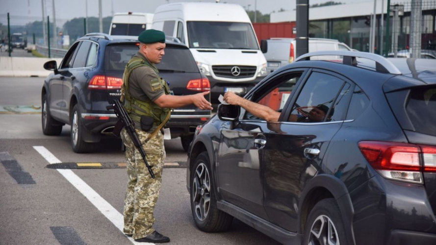 Оновили правила перетину кордону для чоловіків: що потрібно знати