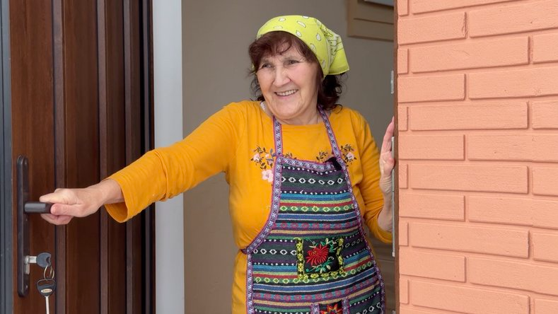 Через її руки пройшли десятки короваїв, сотні кілограмів м’яса і тисячі голубців: історія весільної господині з Волині із 40-річним стажем