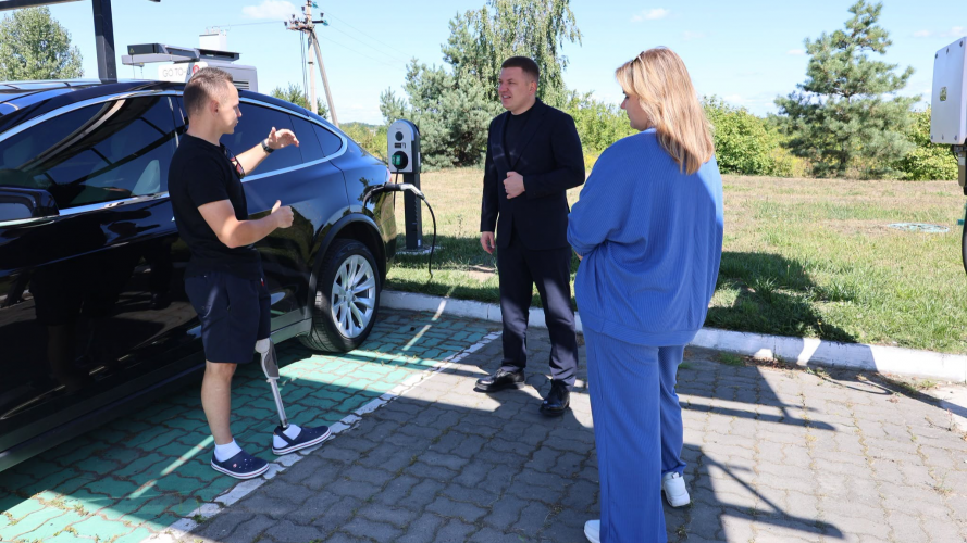 На Волині ветеран війни після поранення створив бізнес із зарядних станцій для електромобілів