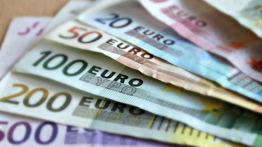 Вперше за останні 20 років: євро став дешевим за долар