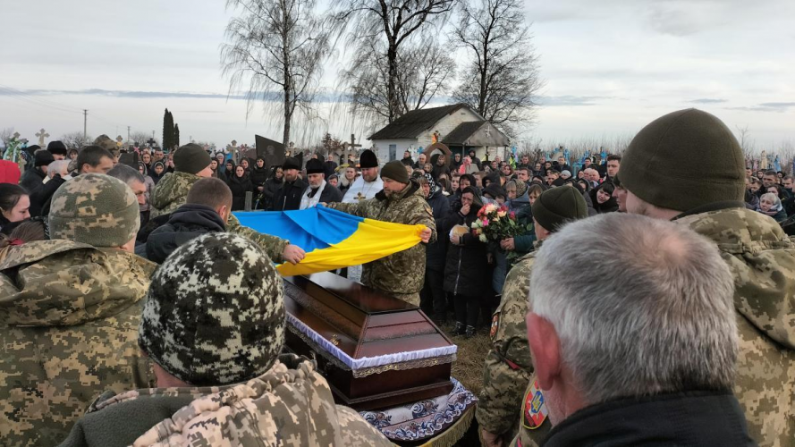 Наймолодший із трьох синів: на Волині попрощалися з Героєм Олександром Євстуровим