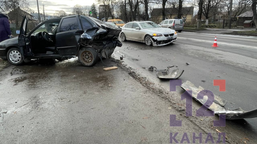 У Луцьку БМВ в’їхало у щойно припаркований легковик: автівки сильно «пом'ялися». Фото