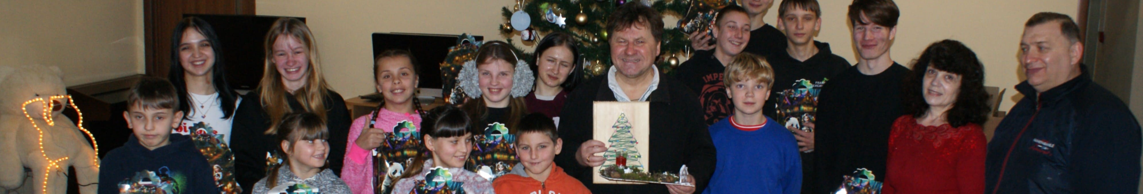 Поет з Волині передав допомогу дітям у Рожищі від американських письменників