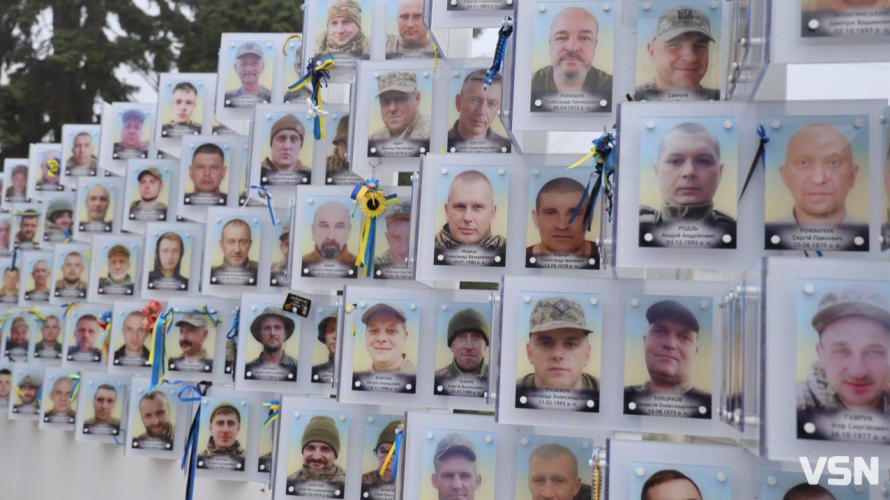 У Луцьку відкрили фотостенд «Живемо з надією. Пам’ятаємо. Чекаємо» зі світлинами безвісти зниклих воїнів