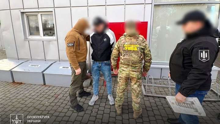 На Волині прикордонник допомагав переправляти контрабандні цигарки дронами до Польщі