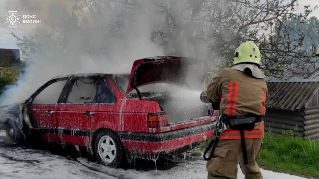 У Луцькому районі посеред вулиці вщент згоріло авто