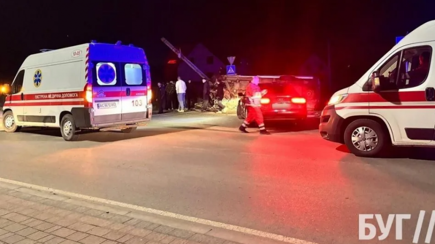 На Волині бус злетів у кювет і перекинувся: постраждали четверо молодих людей