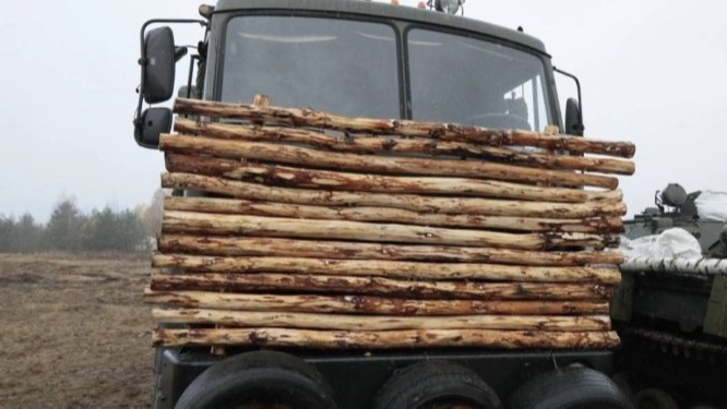 Білоруські військові модернізували свою військову техніку та «зміцнили» її дерев'яними колодами. Фото