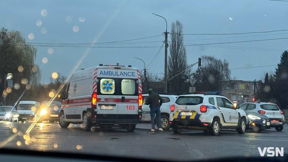 У Луцьку сталася аварія за участю швидкої: на місці працюють медики та поліція