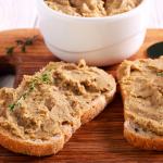 Пісна намазка на хліб виходить смачнішою за магазинні паштети: простий і доступний рецепт