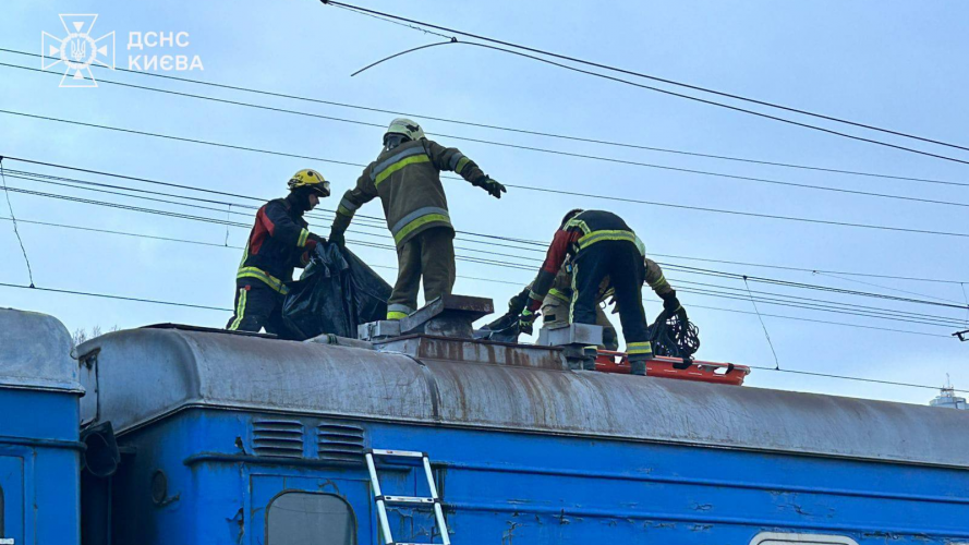 Підлітки залізли на дах потяга у Києві