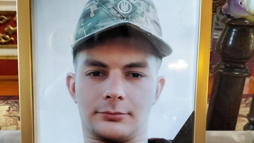 Був наймолодшим сином: у Рожищі попрощалися 20-річним військовим Євгеном Куденьчуком