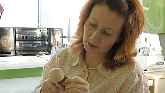 Користується попитом не лише в Україні, а й за її межами: майстриня з Луцька власноруч виготовляє ляльки-брелоки