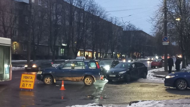 У Луцьку на Відродження зіткнулися легковики, одного з водіїв госпіталізували