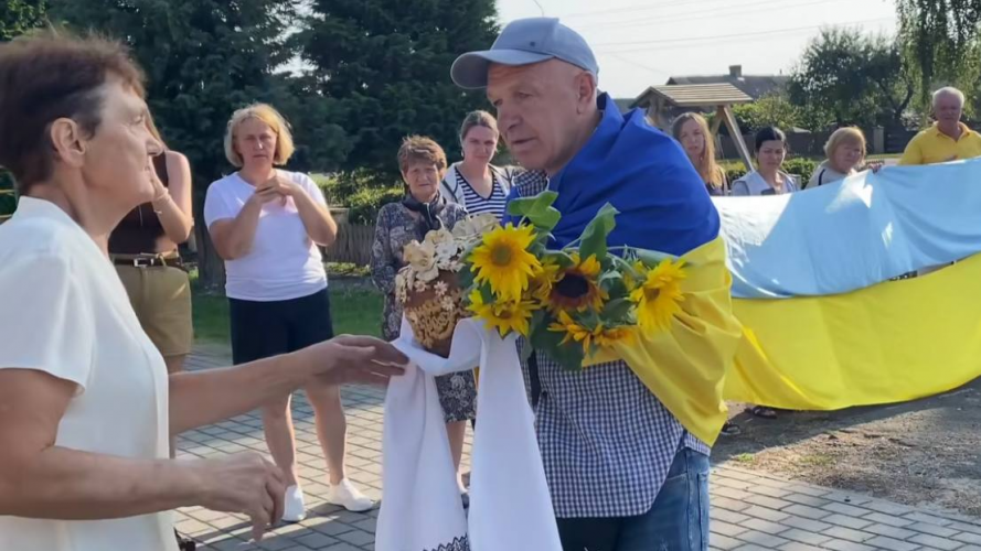 З короваєм, квітами та обіймами: на Волині зустріли воїна, звільненого з російського полону