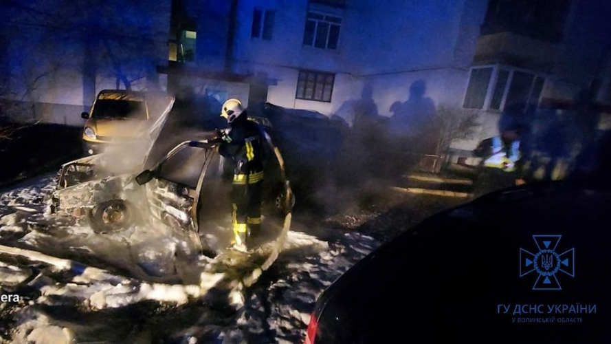 Поліція повідомила офіційну причину загоряння авто у Луцьку