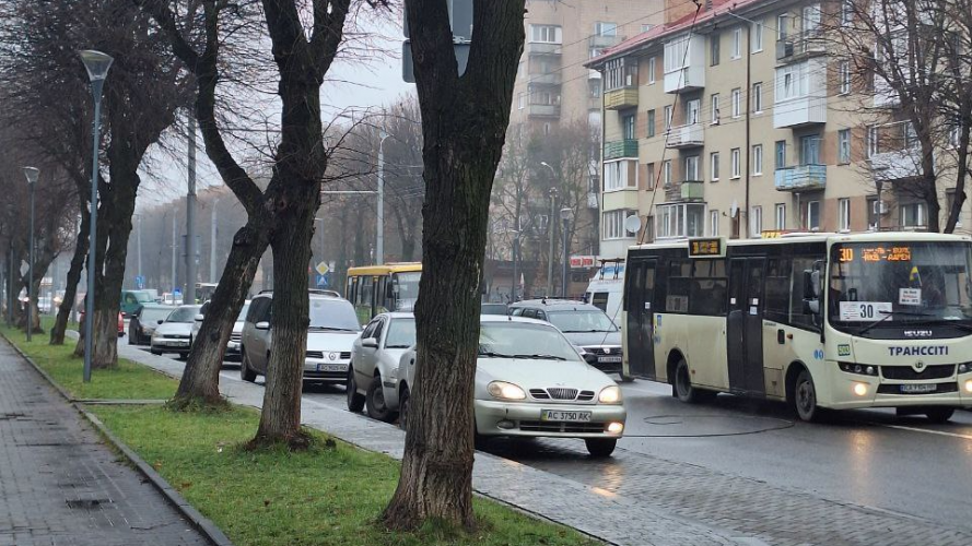 Обірвались тролейбусні лінії: у Луцьку на проспекті Волі утворився великий затор