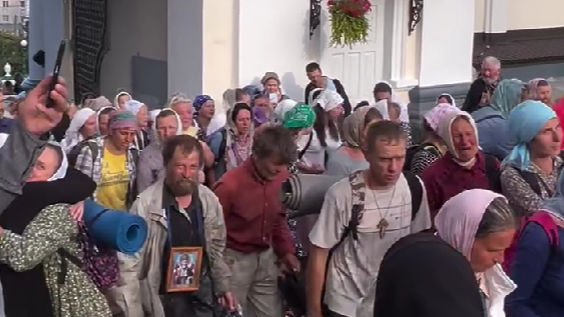 Паломники УПЦ МП з Волині прийшли до Почаєва. Відео