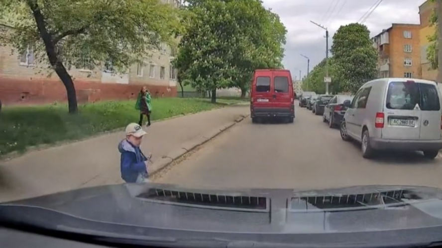 На Волині хлопчик ледь не потрапив під колеса автівки. Відео