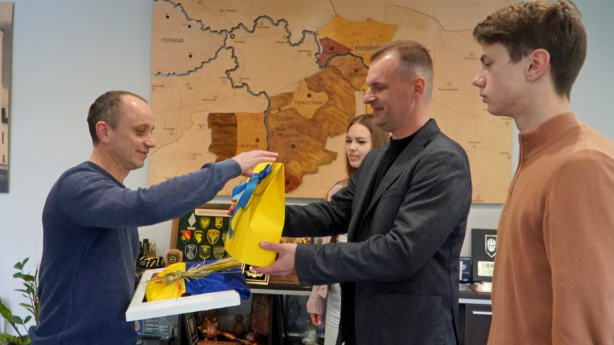 19 місяців неволі: на Волині міський голова зустрівся з воїном, який повернувся з полону