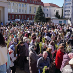 У Луцьку на Вербну неділю біля собору утворилися величезні черги