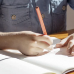 На Волині школяр не виконував домашніх завдань, пропускав уроки: як покарали матір