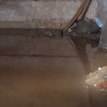 Руйнуються квартири: у Луцьку понад місяць під багатоповерхівкою стоїть вода