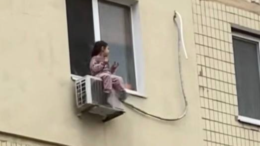 Передавала дворічну дитину через вікно третього поверху: як суд покарав горе-матір з Волині