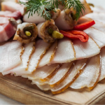 Улюблена закуска під забороною: кому не можна їсти свиняче сало