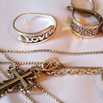 Як за 15–20 хвилин і без зайвих витрат почистити срібло вдома