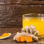 Тепла вода з куркумою зранку - чи справді вона така корисна