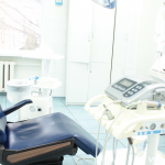 Від «чаклунства на скельці» до 3D-навігації: як у Луцьку лікують усмішки дві епохи стоматології