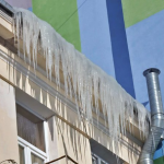 Крижані бурульки над головою: хто у Луцьку відповідає за очищення дахів і скільки порушень виявили