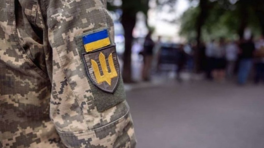 Чоловік рік ховався від мобілізації після отримання повістки, а потім заявив, що не може брати зброї до рук: як його покарали