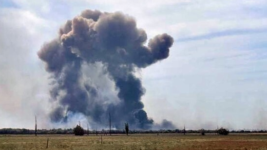 В Криму горить російська військова частина