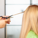 Коли йти до перукаря у березні 2026: найкращі дні для стрижки та фарбування волосся за місячним календарем