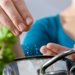 Як врятувати пересолений суп: п’ять простих способів, які реально працюють