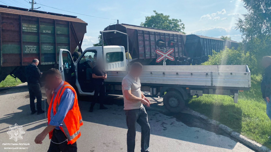 На Волині водій проігнорував світлофор і зіткнувся з локомотивом