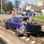 На Волині покарали водія Mazda, який виїхав на колію попри сигнал «стоп» і потрапив під поїзд