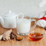 Молоко з медом перед сном: порятунок від безсоння чи прихована загроза