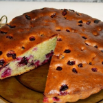 Сметанний пиріг без зайвих клопотів: ніжний та соковитий