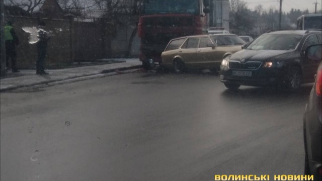 Ранкова аварія у Луцьку: зіткнулися вантажівка і «форд»