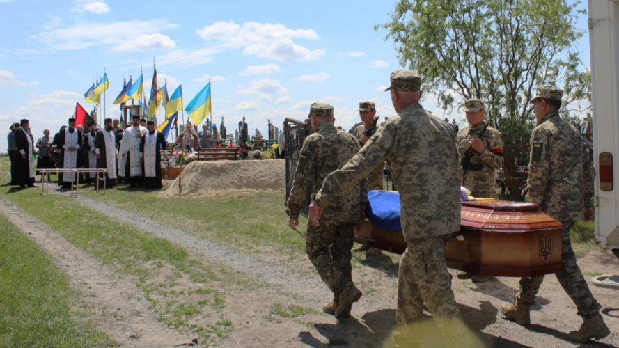 Рік і три місяці вважався зниклим безвісти: на Волині в останню земну путь провели Героя Павла Герасимчука