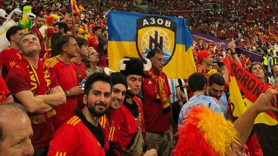 Скандал на Чемпіонаті світу з футболу: у вболівальників відібрали прапор полку «Азов»
