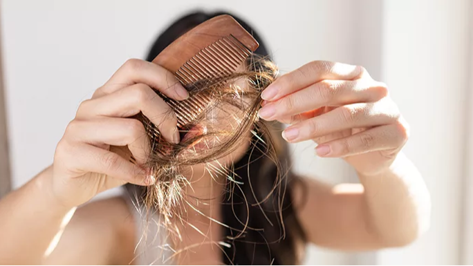 Волосся випадає під час миття: коли це норма, а коли сигнал проблем