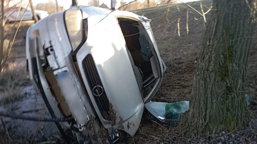 На Волині Opel злетів у кювет і перекинувся – постраждав пасажир