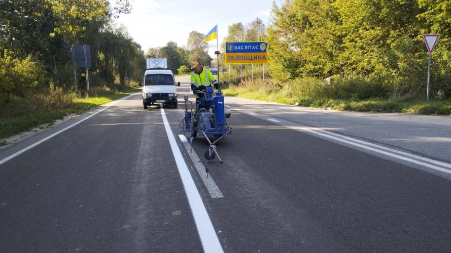 На Волині оновлюють дорожню розмітку на двох найбільших автошляхах області