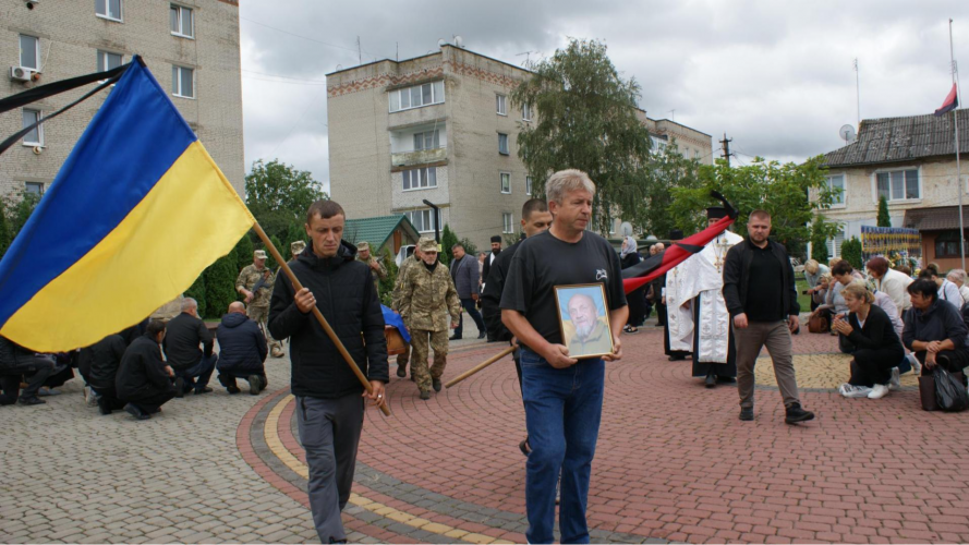 Був ветеринаром і батьком трьох дітей: на Волині в останню путь провели захисника Віталія Гандзюка