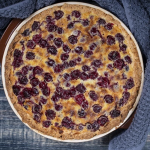 Залишилися консервовані вишні? Пропонуємо простий рецепт пирога