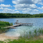 Кришталево чиста вода у казковий ліс: розповіли про озеро на Волині, яке популярне серед відпочивальників та рибалок